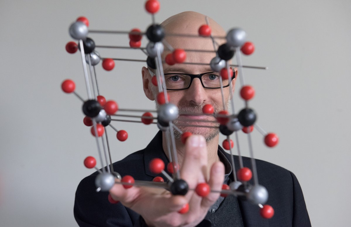 Prof. Schmidt zeigt das Modell eines Kristalls 