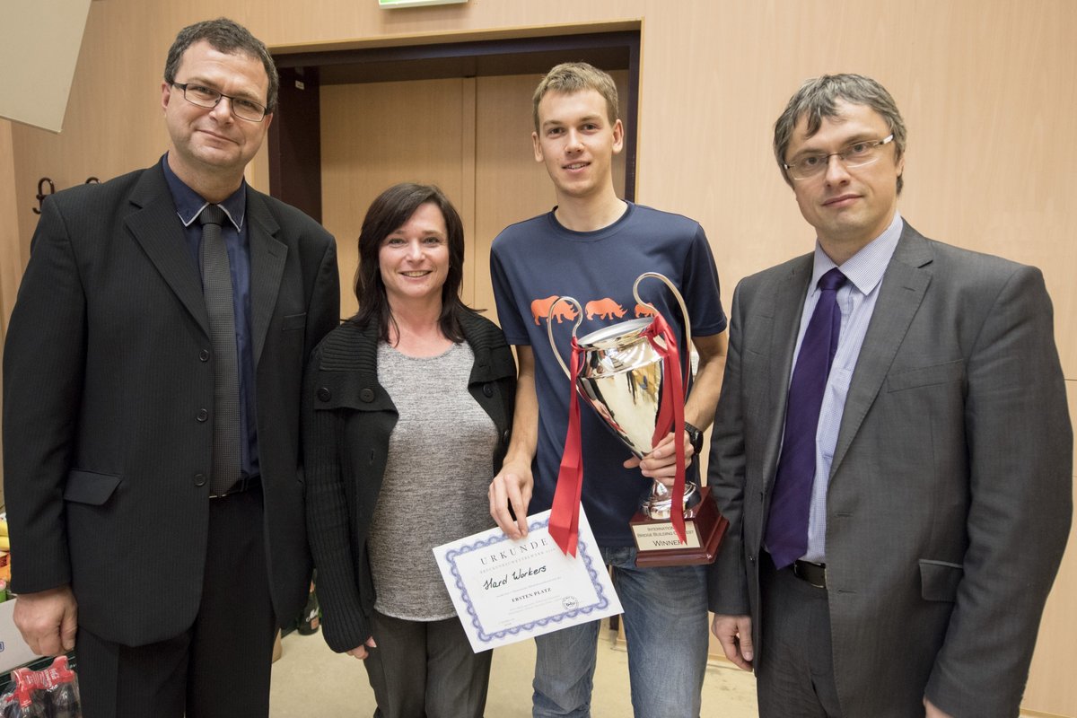 Das Siegerteam und Prof. Dr. Sylvio Simon (links)  mit dem Pokal.