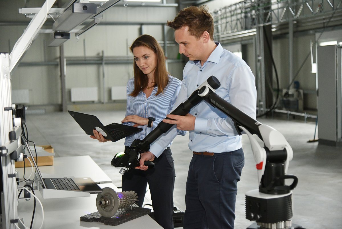 Dr.-Ing. Beatrice Rich and Hendrik Hamman from the taf project experiment in the chesco research factory. Photo: Cottbus Chamber of Commerce, Photo Goethe