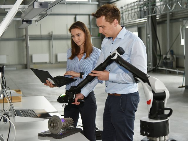 Dr.-Ing. Beatrice Rich und Hendrik Hamman vom Projekt taf experimentieren in der chesco Forschungsfabrik. Foto: IHK Cottbus, Foto Goethe