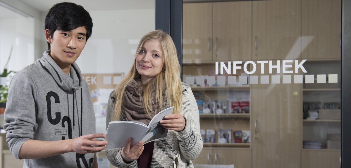 Willkommen im Studierendenservice am Zentralcampus im Erdgeschoss des Hauptgebäudes.