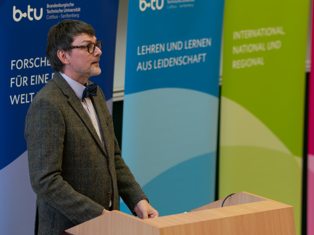 Stephan Hernschier at the lectern.