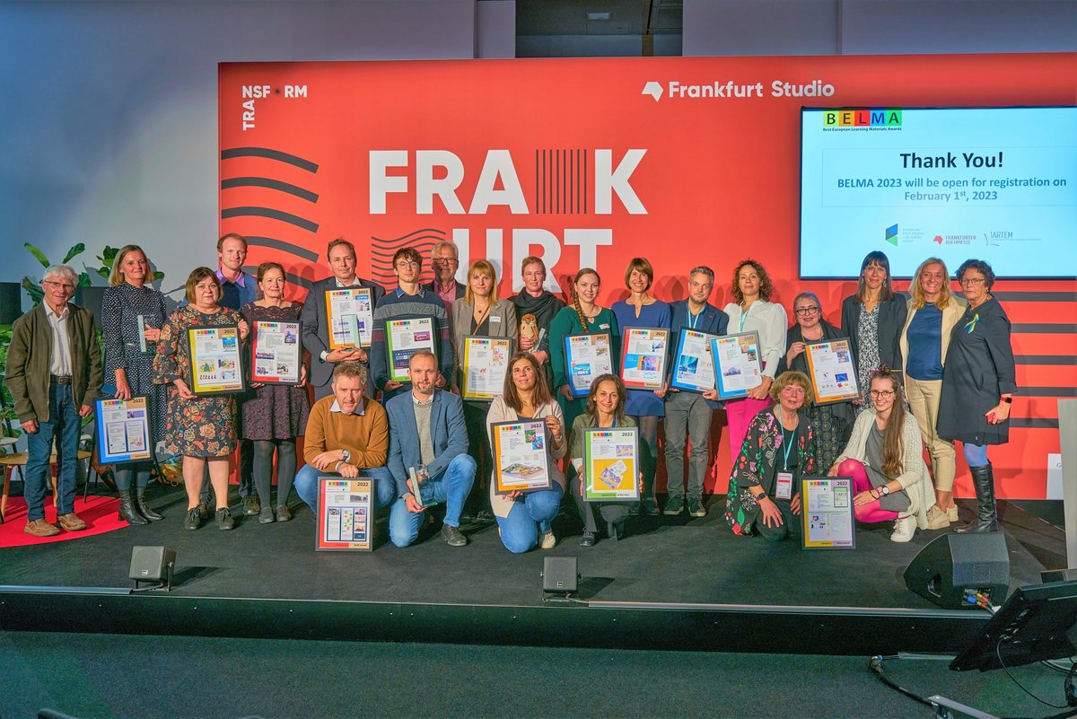 Die BELMA-Award-Preisträger*innen 2022 auf der Frankfurter Buchmesse stehn vor einer Fotowand. Foto: Udo Diekmann, © udodiekmann@mac.com