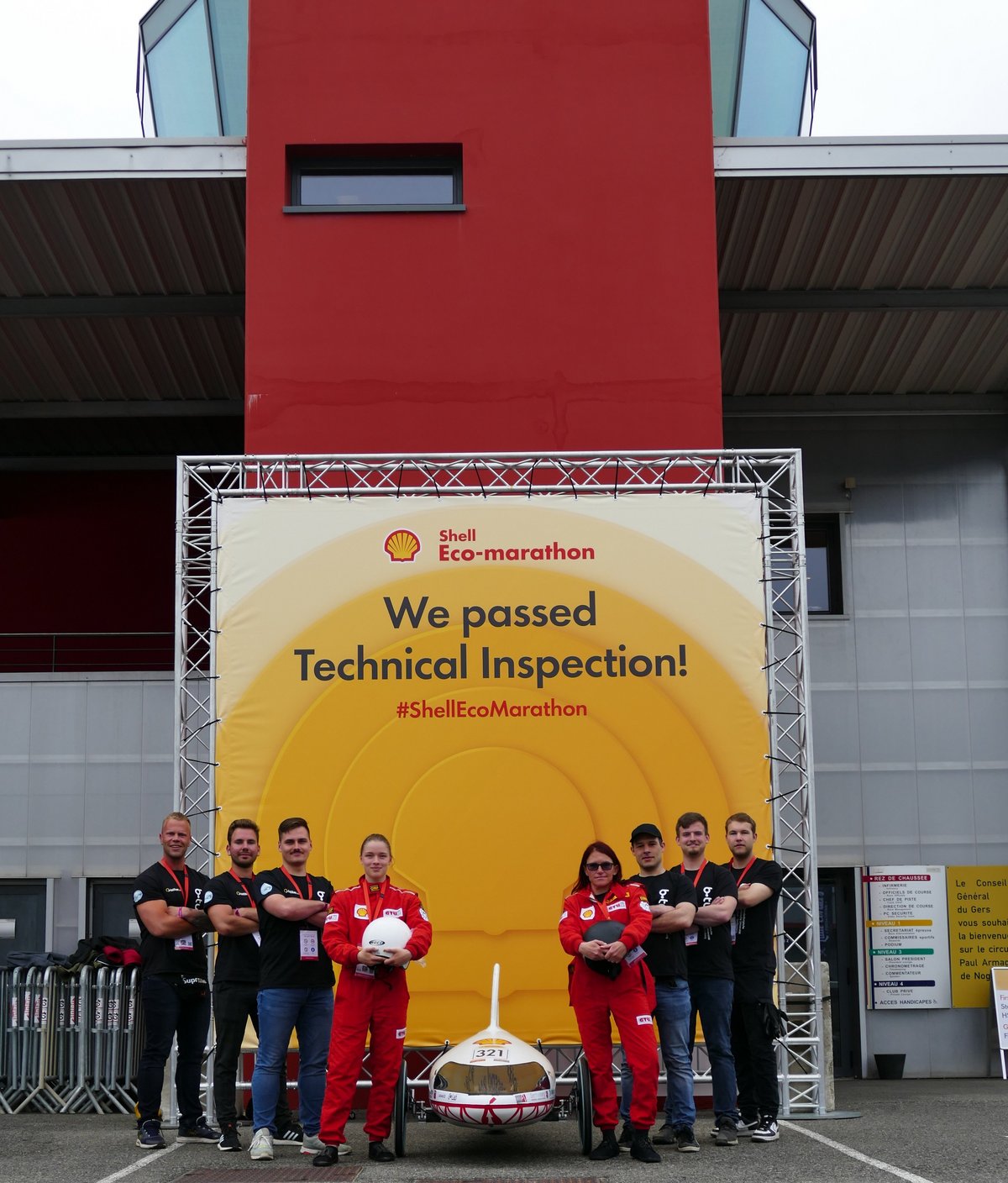 Gruppenfoto des BTU-Teams, das sich über die gelungene Technische Inspektion freut. Foto: BTU, Team Lausitz Dynamics