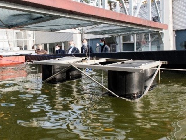 Schwimmkörper auf dem Wasser in einer Versuchsrinne.