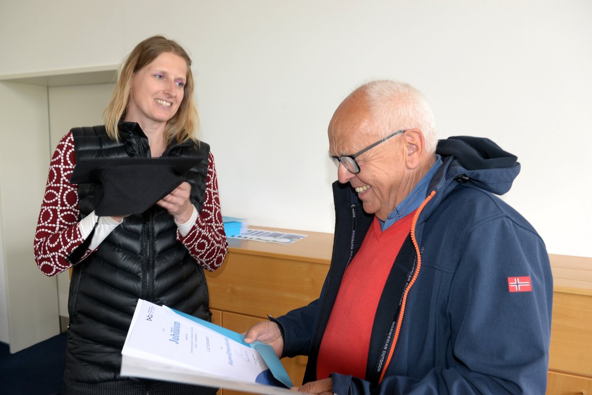 Dr. Anne Lutter übergibt Alumni-Ehrenurkunden.