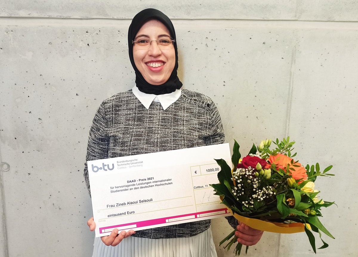 Die DAAD-Preisträgerin Zineb Alaoui Selsouli mit dem Preis und einem Blumenstrauß. Foto: Katja Ivanov.