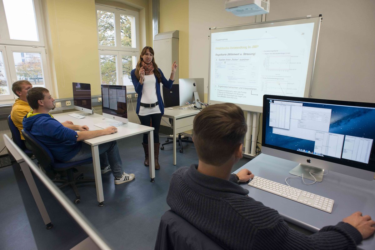 Studierende im Vorlseungsraum