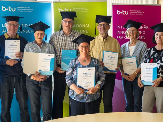Gruppenbild der Ehren-Alumni