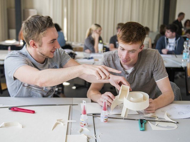 Teilnehmer eines College-Workshops Architektur an der BTU Cottbus–Senftenberg beim Entwerfen einer Aussichtsplattform