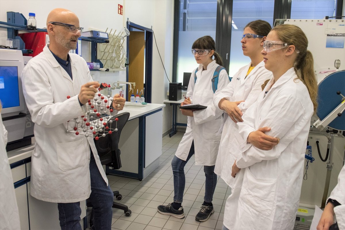 Prof. Dr. Peer Schmidt explains the project topic of crystal growth to participants at the Mint-EC-Camp. Photo: BTU, Ralf Schuster 