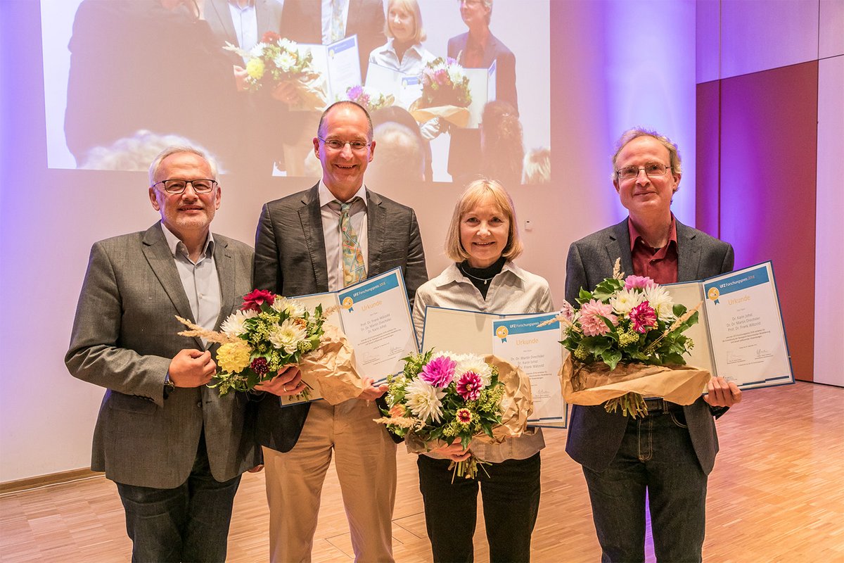 Prof. Dr. Georg Teutsch (Wissenschaftlicher Geschäftsführer des UFZ) mit den Preisträgern Prof. Dr. Frank Wätzold (Ökonom, BTU Cottbus-Senftenberg), Dr. Karin Johst (theoretische Ökologin) und Dr. Dr. Martin Drechsler (theoretischer Ökologe und Ökonom). Foto: Klaus-Dieter Sonntag