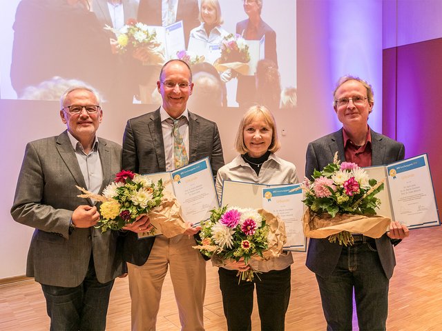 Prof. Dr. Georg Teutsch (Wissenschaftlicher Geschäftsführer des UFZ) mit den Preisträgern Prof. Dr. Frank Wätzold (Ökonom, BTU Cottbus-Senftenberg), Dr. Karin Johst (theoretische Ökologin) und Dr. Dr. Martin Drechsler (theoretischer Ökologe und Ökonom). Foto: Klaus-Dieter Sonntag