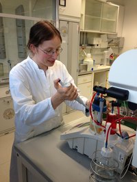 Susann Barig is loading the titrimeter with lipase
