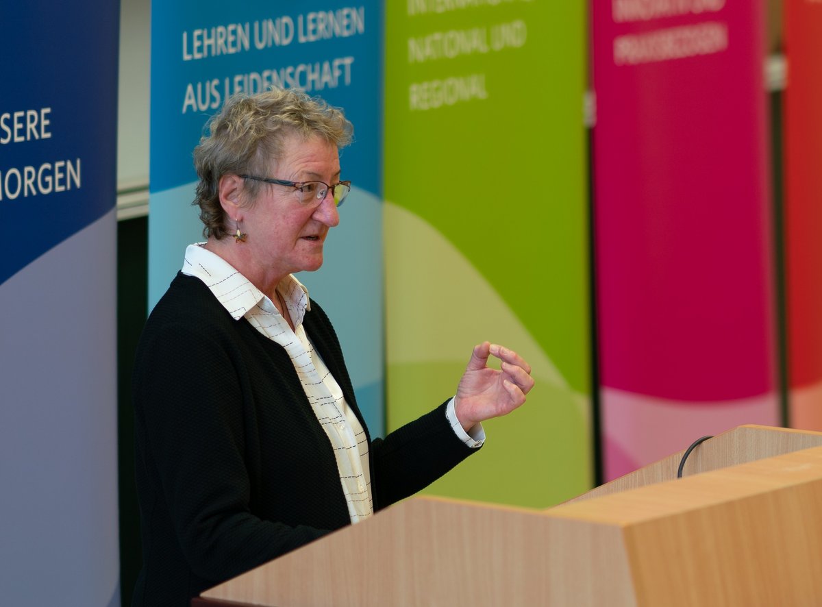 Prof. Dr. Kathrin Lehmann at the lectern.