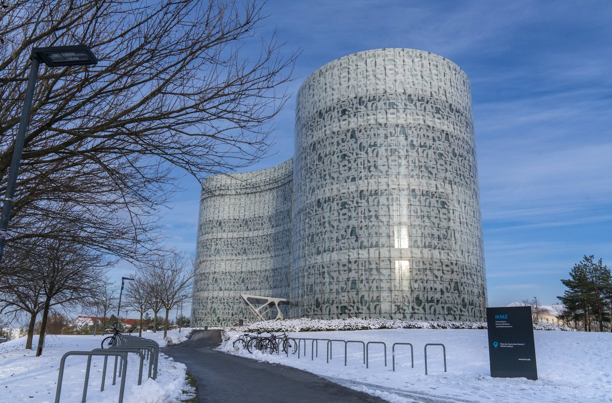 Das Informations-, Kommunikations- und Medienzentrum am Zentralcampus Cottbus der BTU in verschneiter Landschaft. 