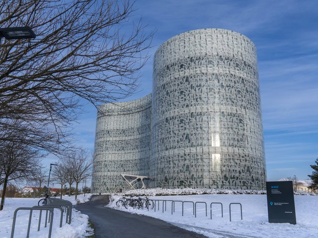 Das Informations-, Kommunikations- und Medienzentrum am Zentralcampus Cottbus der BTU in verschneiter Landschaft. 