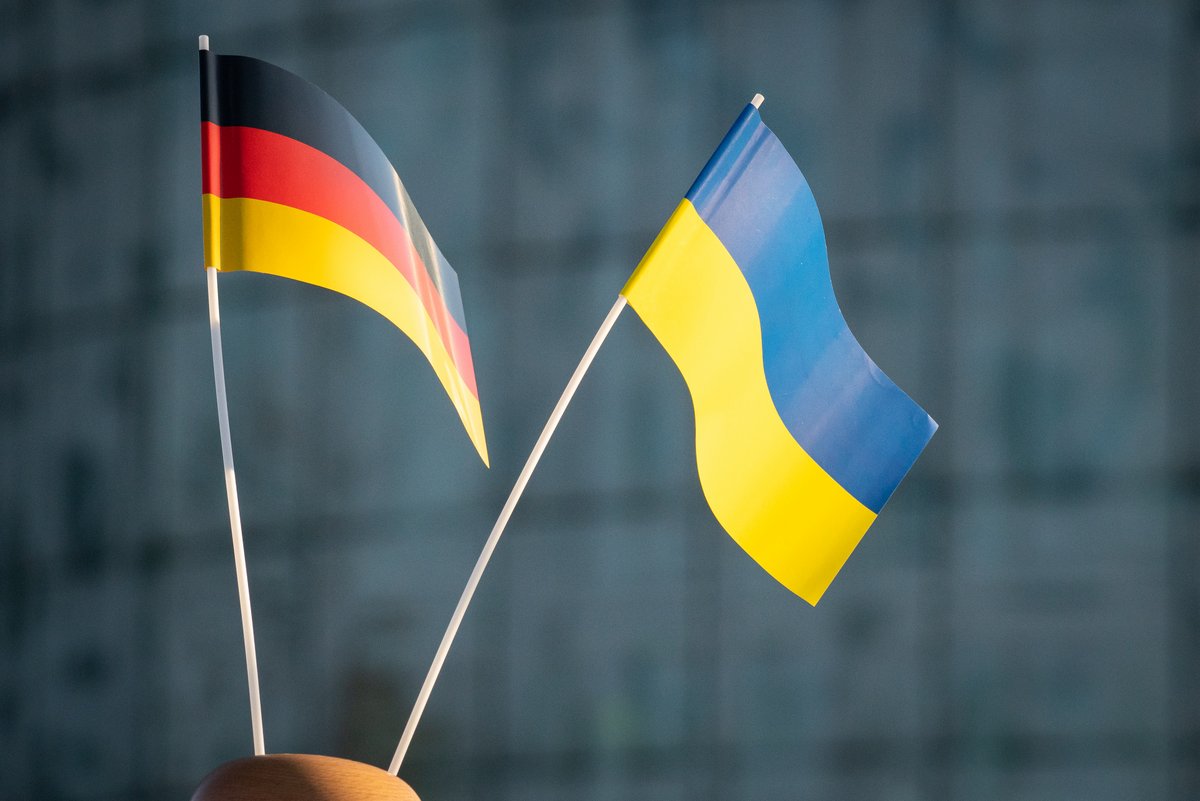 die ukrainische und die deutsche Fahne vor der IKMZ-Fassade