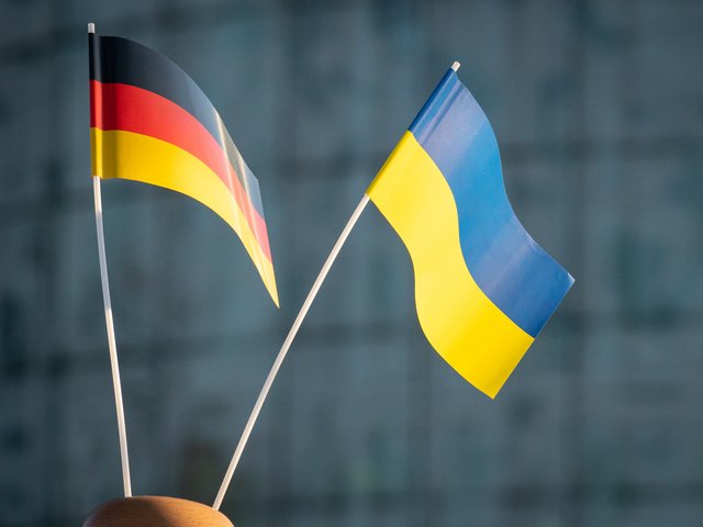die ukrainische und die deutsche Fahne vor der IKMZ-Fassade