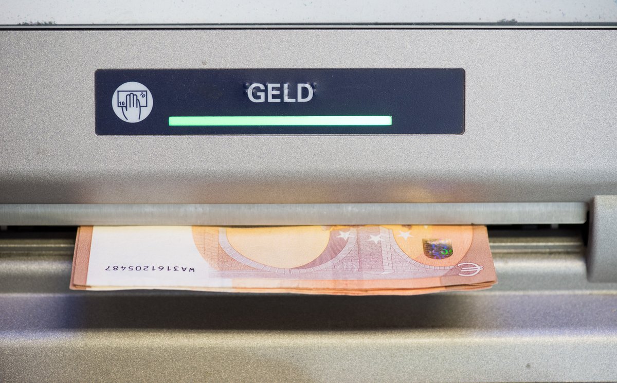 Das Ausgabefach eines Geldautomaten mit einem 50-Euro-Schein.