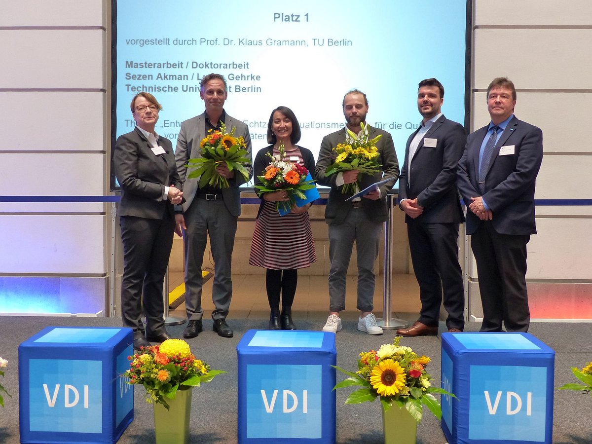 Die Preisträger 2019 prädentieren ihre Urkunden, copyright: vdi bb / m.diehl 