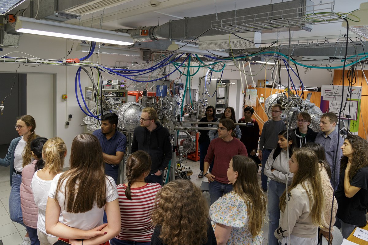 Teilnehmende der Sommerschule folgen der Vorstellung experimenteller Methoden.