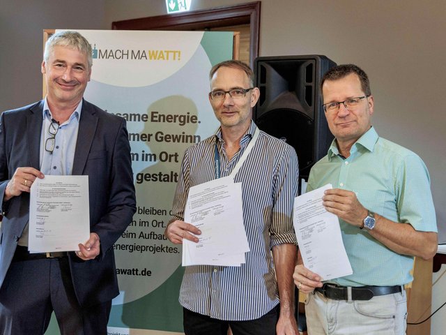 Auf dem Foto (von links): Prof. Dr. Eike Albrecht, Inhaber des Lehrstuhls Öffentliches Recht, insbesondere Umwelt- und Planungsrecht an der BTU, Sebastian Zoepp vom Praxispartner Spreeakademie und Bengt Kanzler, Bürgermeister der Stadt Vetschau, die den gemeinsamen Kooperationsvertrag für die Kampagne „MachMaWatt! – Bürgerenergie gestalten“ präsentieren.