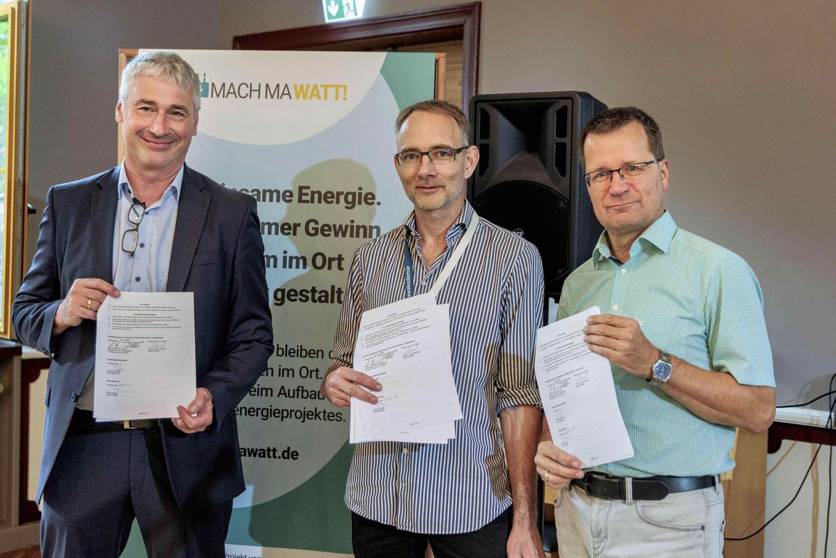 Auf dem Foto (von links): Prof. Dr. Eike Albrecht, Inhaber des Lehrstuhls Öffentliches Recht, insbesondere Umwelt- und Planungsrecht an der BTU, Sebastian Zoepp vom Praxispartner Spreeakademie und Bengt Kanzler, Bürgermeister der Stadt Vetschau, die den gemeinsamen Kooperationsvertrag für die Kampagne „MachMaWatt! – Bürgerenergie gestalten“ präsentieren.