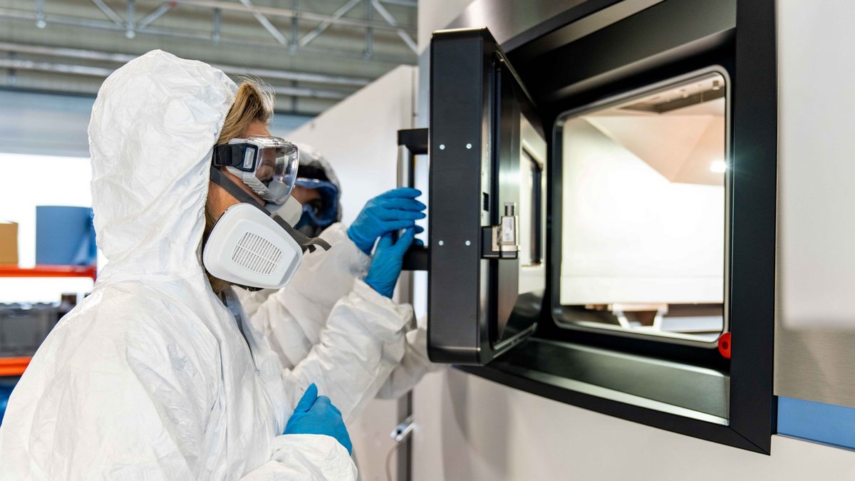 Forscher im Schutzanzug in der chesco Forschungsfabrik