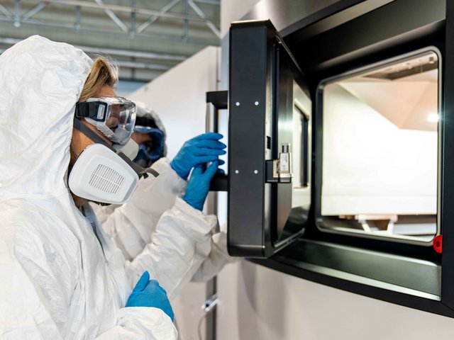 Forscher im Schutzanzug in der chesco Forschungsfabrik
