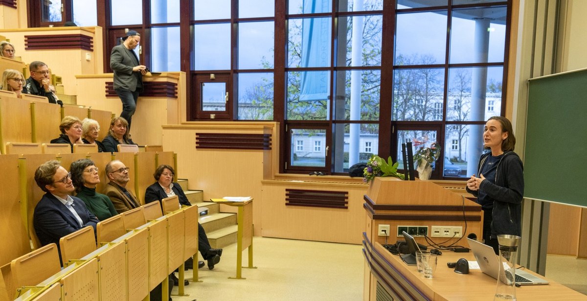 Lina Gürtler, Nursing Science student, at the lectern.