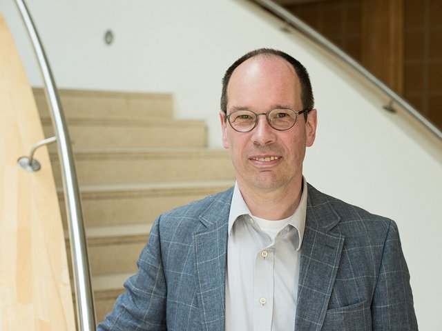 Portrait photo of Prof. Dr. Stefan Zundel