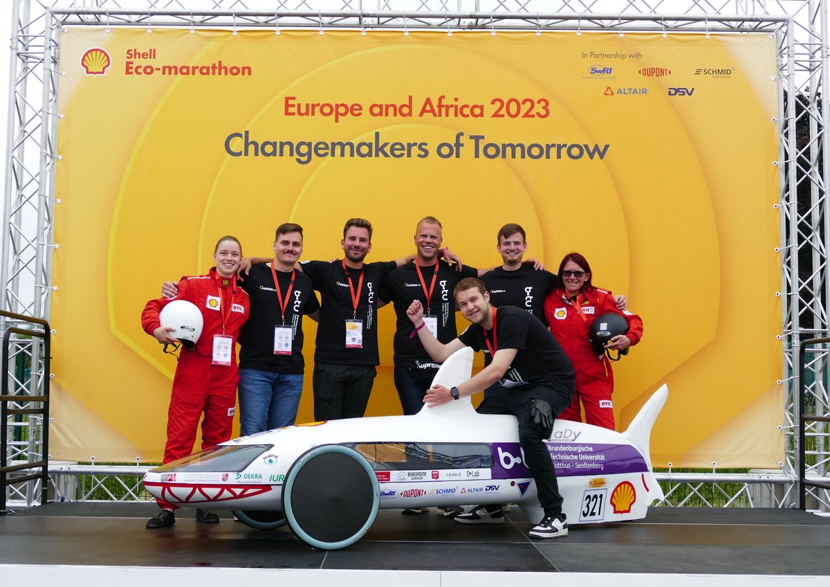 Group photo of Team Lausitz Dynamics with its vehicle. Photo: BTU, Team Lausitz Dynamics 