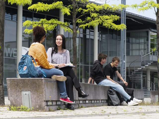 Students on campus in conversation. Photo: BTU, Ralf Schuster 