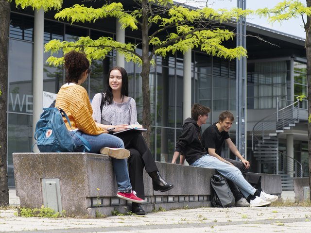 Studierende auf dem Campus im Gespräch. Foto: BTU, Ralf Schuster 