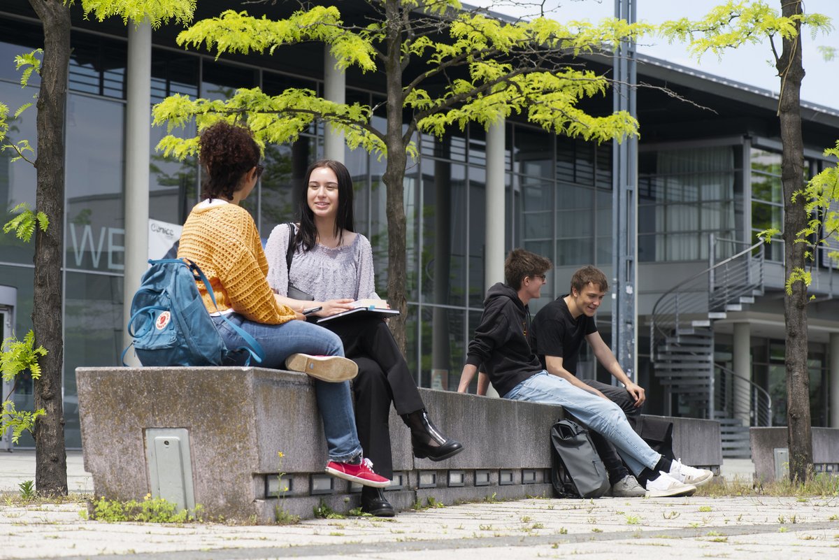 Studierende auf dem Campus im Gespräch. Foto: BTU, Ralf Schuster 