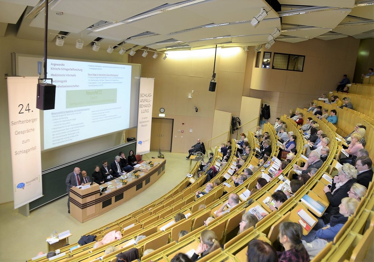 Teilnehmende der 24. Senftenberger Gespräche zum Schlaganfall 2019 sitzen im Hörsaal und folgen einer Vorlesung.