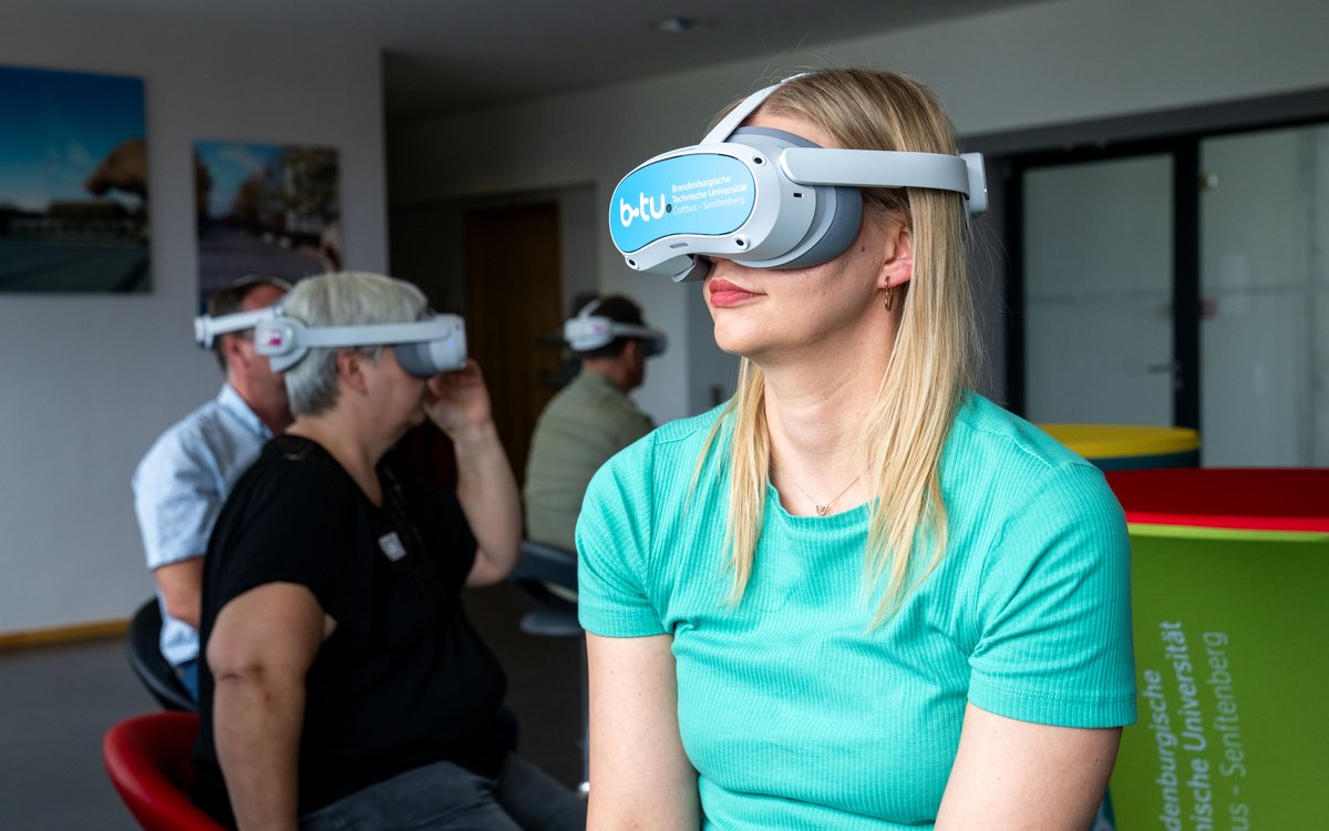 Workshop-Teilnehmende mit VR-Brillen.