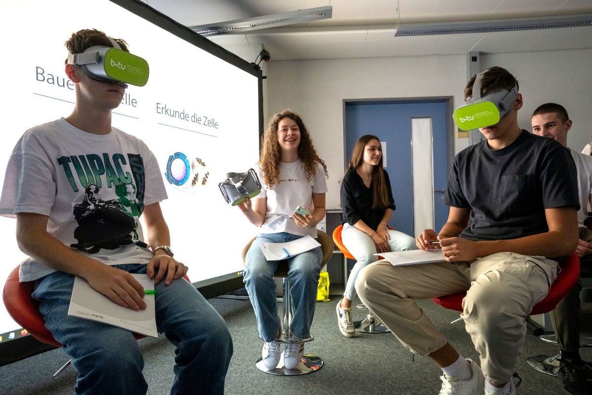Jugendliche mit VR-Brillen