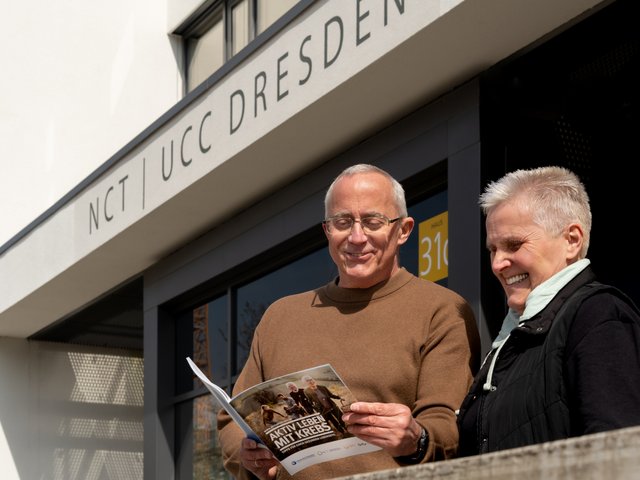 Mitglieder des NCT/UCC-Patientenbeirats mit der Broschüre "Aktiv leben mit Krebs".