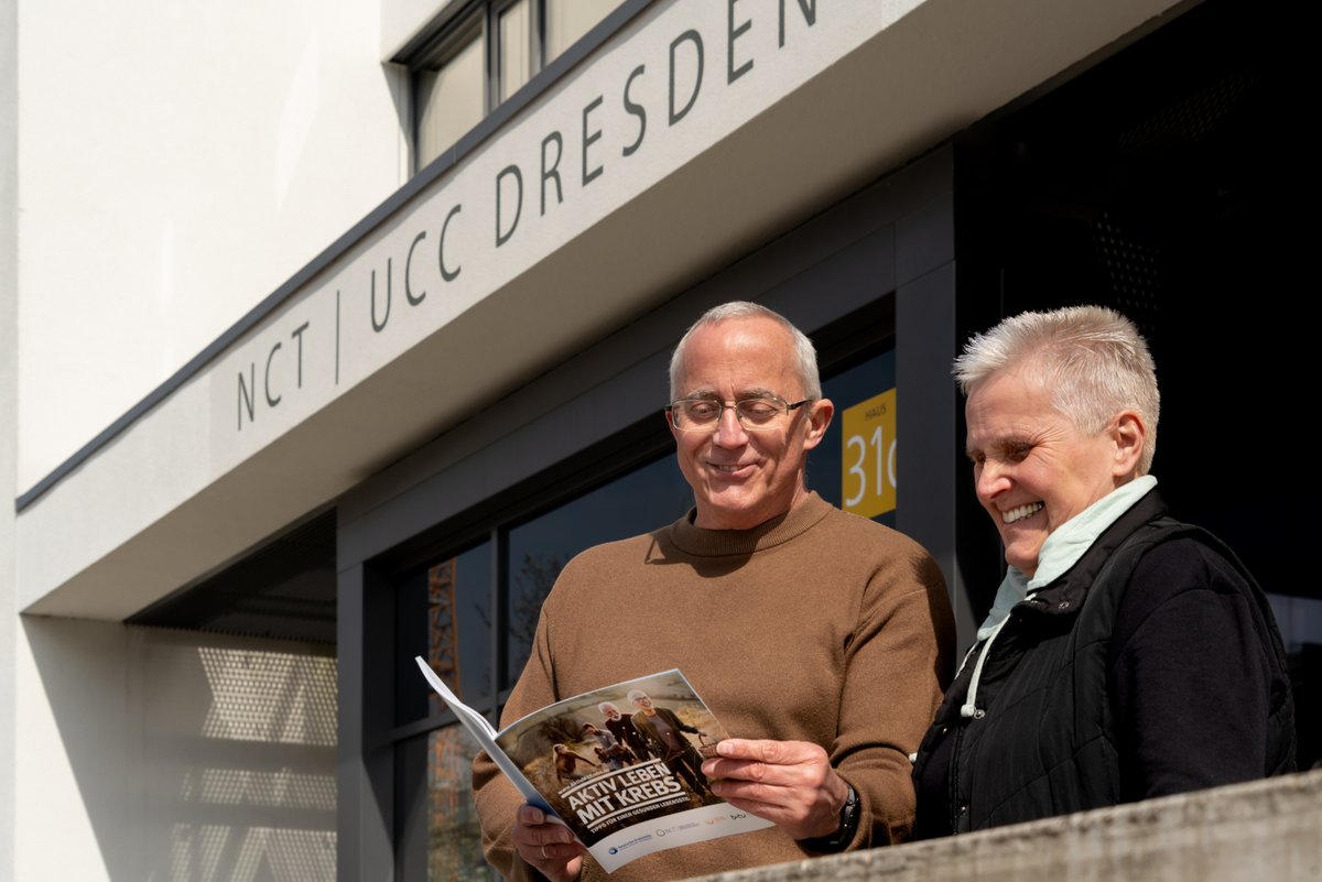 Mitglieder des NCT/UCC-Patientenbeirats mit der Broschüre "Aktiv leben mit Krebs".