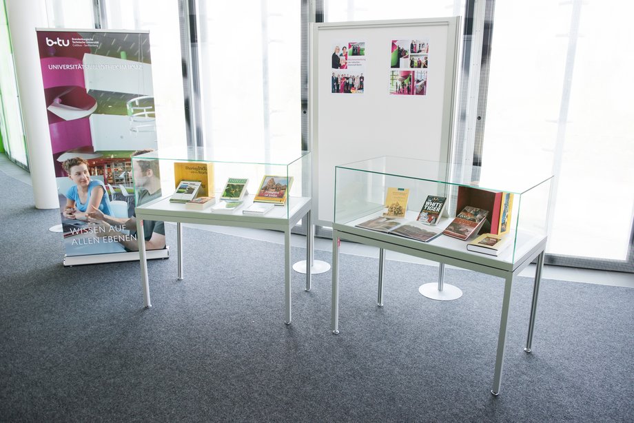 11 geschenkte Bücher der indischen Botschaft Berlin in einer Ausstellung im IKMZ.