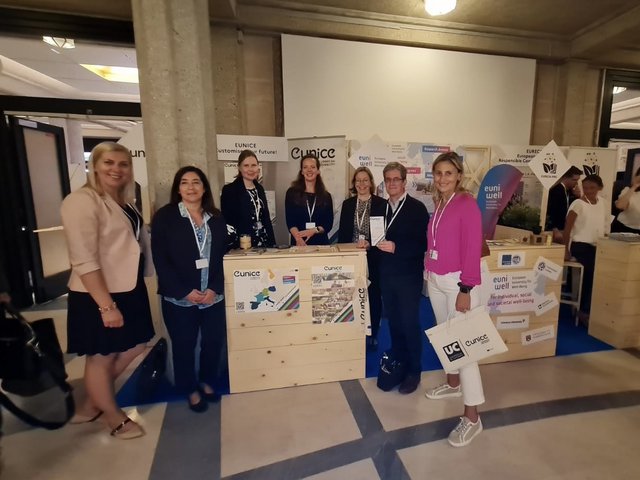 Gruppenfoto der EUNICE Delegation vor ihrem Stand