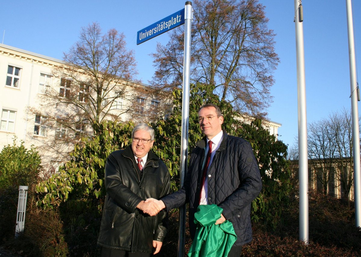 BTU-Präsident Prof. Dr.-Ing. Jörg Steinbach (li.) und der Senftenberger Bürgermeister Andreas Fredrich vor dem euen Straßenschild "Universitätsplatz".