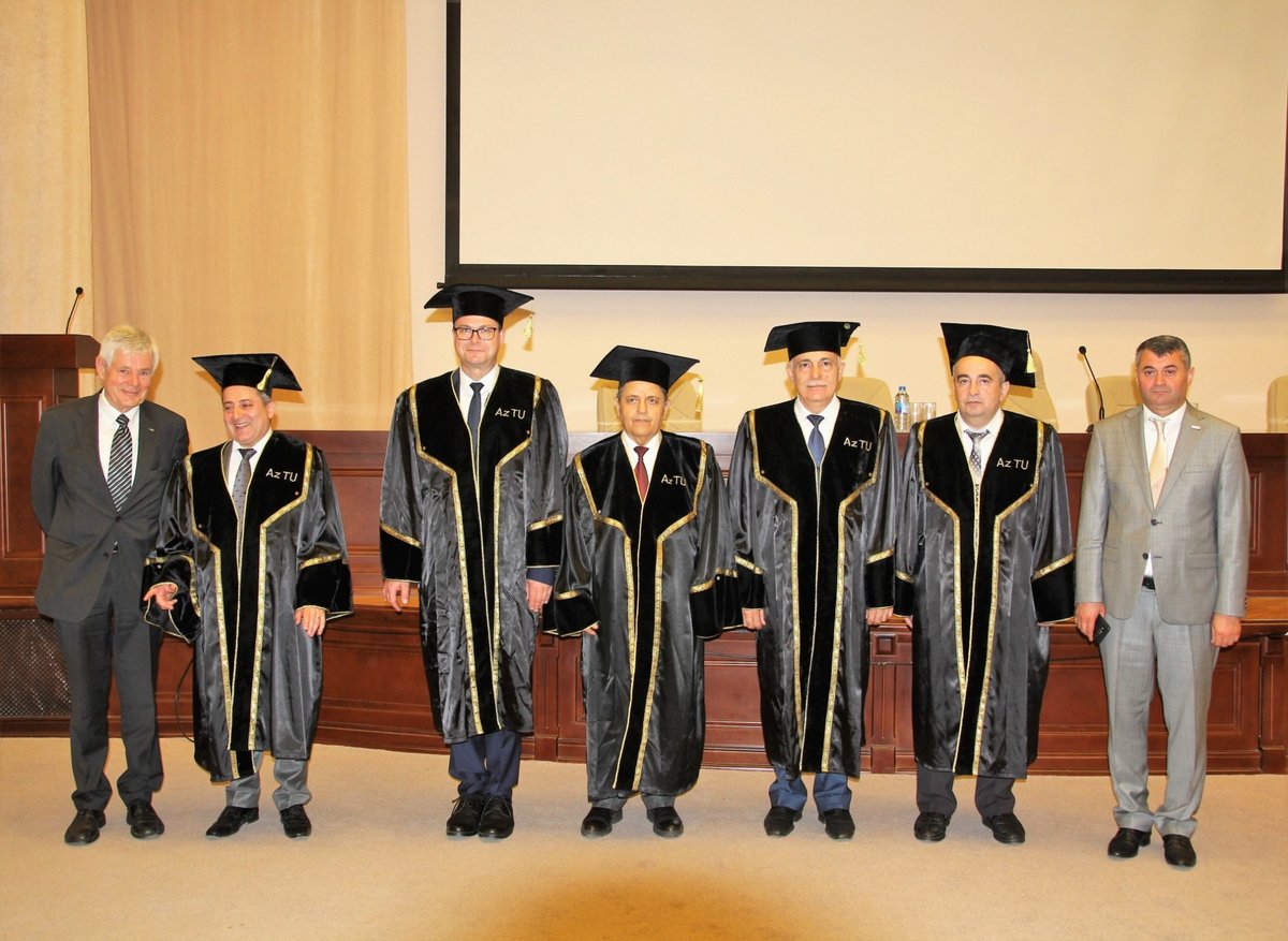 Mitglieder der Hochschulleiitung der AzTU stehen mit Prof. Peter Biegel und Prof. Sylvio Simon in einer Reihe. 