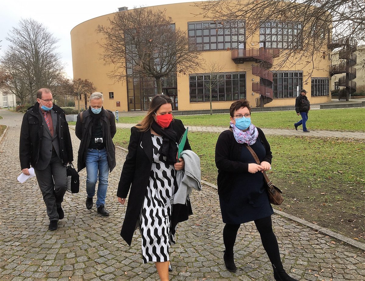 Ministerin Dr. Manja Schüle auf dem Senftenberger BTU-Campus in Begleitung von Studienberaterin Heike Postelt.