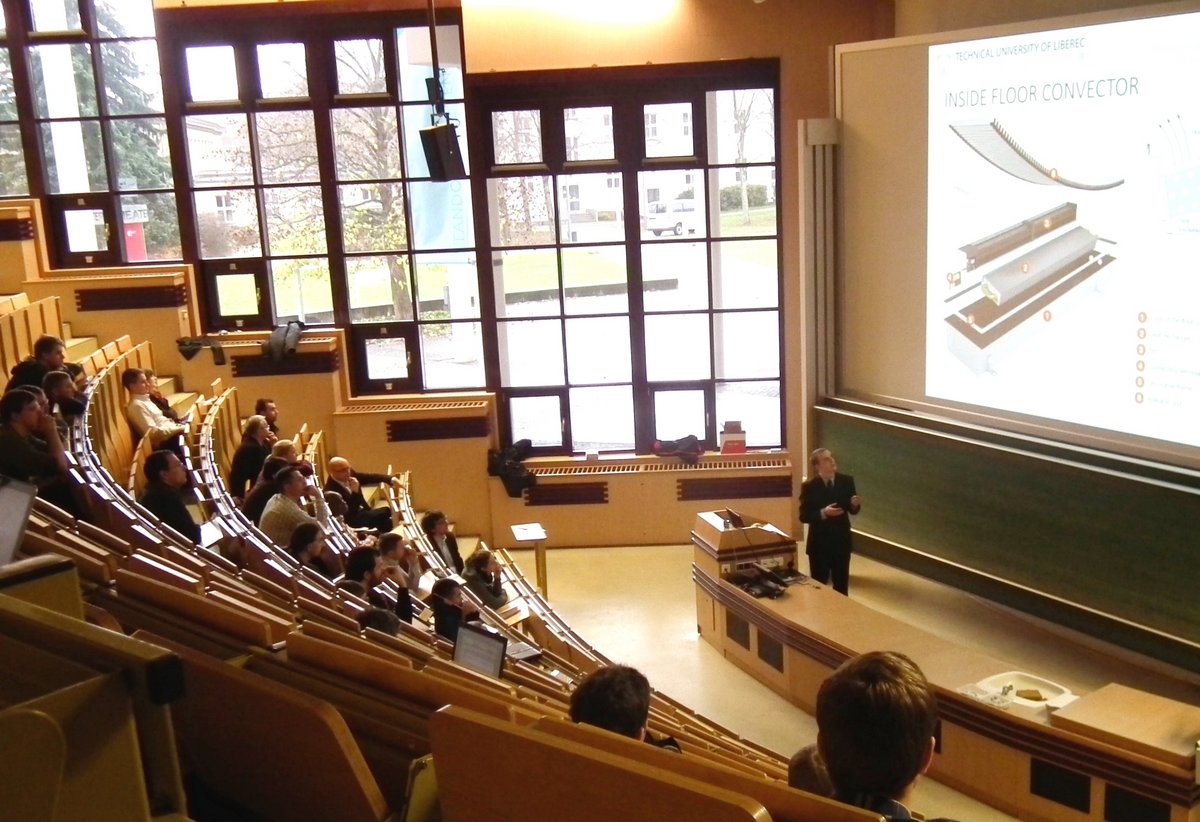 Blick in das Konrad-Zuse-Medienzentrum während der 3. Tage der Ingenieurwissenschaften. Die Teilnehmenden sitzen im großen Hörsaal und folgen dem Vortrag von Prof. Frana aus der TU Liberec. Foto: Prof. Dr. Sylvio Simon.