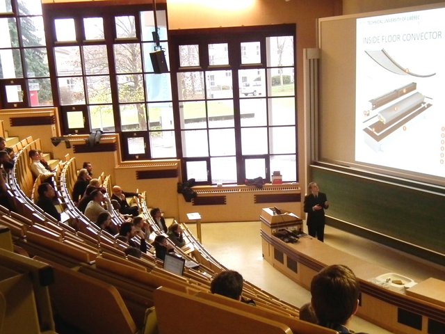 Blick in das Konrad-Zuse-Medienzentrum während der 3. Tage der Ingenieurwissenschaften. Die Teilnehmenden sitzen im großen Hörsaal und folgen dem Vortrag von Prof. Frana aus der TU Liberec. Foto: Prof. Dr. Sylvio Simon.