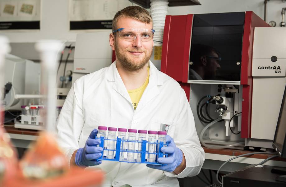 Björn Fiebig Björn Fiebig, Student im Studiengang Materialchemie im Labor am Campus Senftenberg