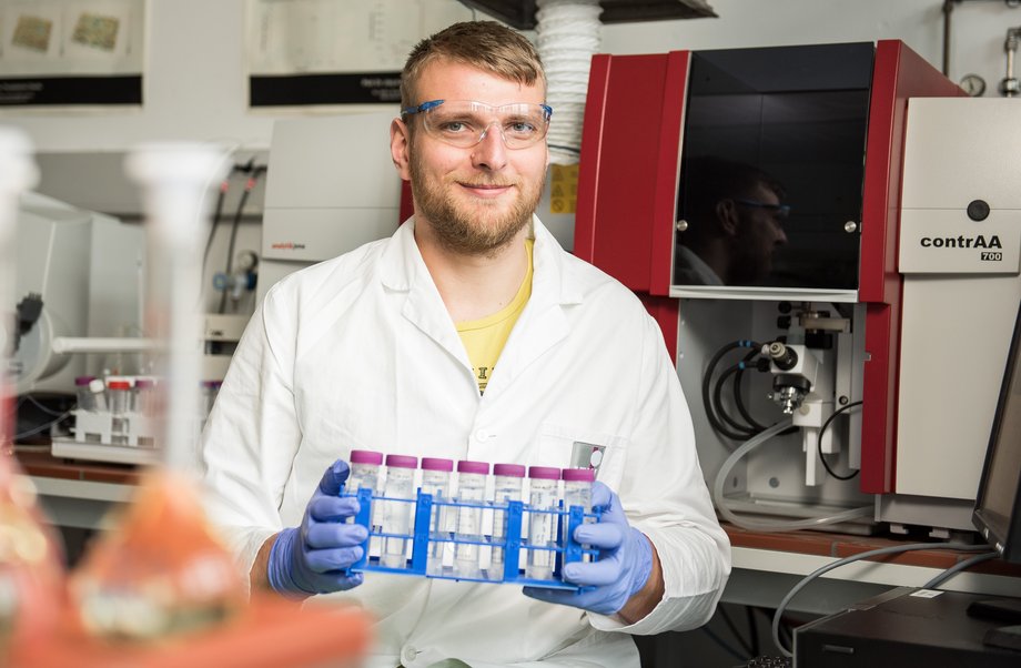 Björn Fiebig, Student im Studiengang Materialchemie im Labor am Campus Senftenberg